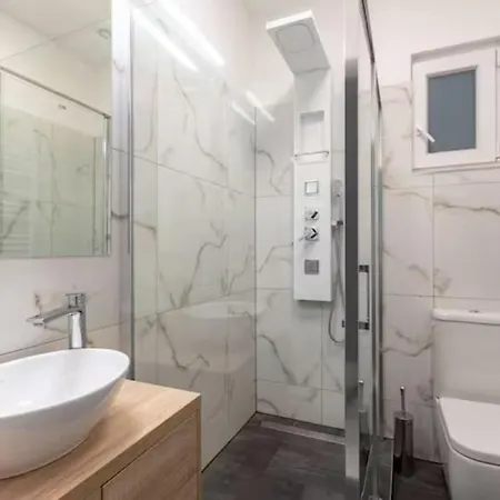 Luxurious Located In The Heart Of * Budapest